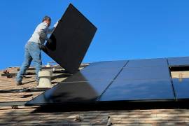 Si estás pensando en instalar paneles solares en tu hogar o negocio, pero no sabes cuál es la postura de la CFE al respecto o las medidas legales que pueda implicar, estás de suerte.