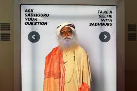 Un chatbot muy realista de Sadhguru, que funciona con inteligencia artificial, se exhibe el miércoles 19 de agosto de 2026 en Los Ángeles.