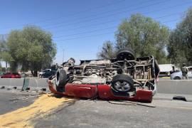 El conductor abandonó su camioneta tras el accidente, dejando todo atrás.