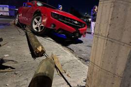 Fragmentos del poste derribado quedaron debajo del vehículo, impidiendo que algunas personas pudieran moverlo tras el choque.