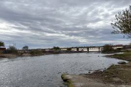 Elementos de la Guardia Nacional detuvieron a dos hombres en las inmediaciones del Río Bravo, en Piedras Negras, cuando presuntamente trasladaban a un migrante hacia Estados Unidos