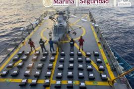 La Marina y la Guardia Costera de EU aseguraron mil 268 kilos de presunta cocaína y detuvieron a seis personas frente a Oaxaca.