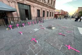 Cruces rosas y veladoras fueron colocadas frente a Palacio de Gobierno durante la velada convocada por familiares y colectivas feministas.