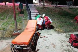 Paramédicos de la Cruz Roja acudieron al sitio para brindar atención prehospitalaria al afectado, quien presentaba una lesión en una de sus extremidades inferiores y posteriormente fue trasladado a una institución médica.
