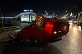 El auto quedó en pérdida total luego de colisionar con la base del puente vehicular.