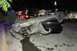 Un vehículo deportivo terminó con severos daños materiales luego de impactarse contra una luminaria y volcar sobre el bulevar Antonio Cárdenas, en la colonia Chapultepec, durante la noche del domingo.