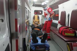 Paramédicos de la Cruz Roja atendieron al herido en el lugar.
