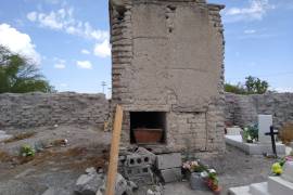 Destruyen saqueadores de tumbas una cripta de 150 años y sacan a momia en Parras