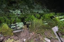 Los dos accidentes ocurrieron con pocos minutos de diferencia en el tramo de Los Chorros, considerado uno de los puntos de mayor riesgo para el transporte de carga debido a sus pendientes y curvas pronunciadas.