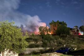 Elementos del Cuerpo de Bomberos realizaron labores de sofocación durante varias horas al interior del parque Venustiano Carranza, luego de que un incendio fuera visible desde distintas colonias cercanas, sin que se reportaran personas lesionadas.