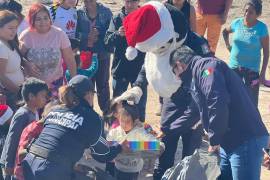 Los agentes tuvieron acercamientos con los niños mediante la entrega de regalos.