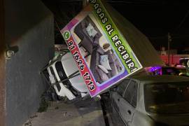 La camioneta volcó sobre la banqueta tras el fuerte impacto en la colonia Bellavista.