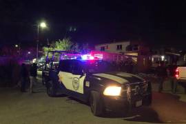 Unidades de la Policía Estatal y Municipal establecieron un cerco de seguridad sobre la calle 18 para proteger el perímetro de las diligencias.