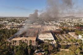 Un voraz incendio en la Plaza Fiesta Las Palmas dejó como saldo cinco personas fallecidas y decenas de lesionados, mientras cuerpos de emergencia continúan con las labores de sofocación y remoción de escombros en la zona comercial.