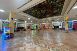 Personal de Plaza Real retiró las sillas y mesas del área de comidas como parte del proceso de remodelación del espacio.