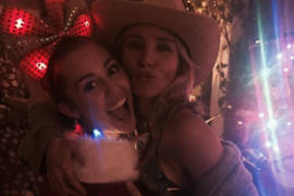 Miley Cyrus y Elsa Pataky celebran juntas la Navidad