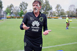 Pastelazo a La Volpe; celebran su cumpleaños en Coapa