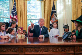 Donald Trump recibe a hijos de periodistas por Halloween