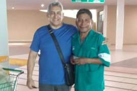 Empleado honesto devuelve cartera con 7 mil pesos