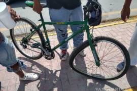 La bicicleta del ciclista quedó en el lugar del accidente tras el fuerte impacto contra la banqueta.