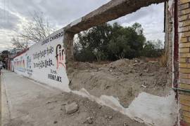 Familiares de la propietaria denunciaron que personas ajenas derribaron parte de la barda del inmueble ubicado en la calle Evaristo Madero 921, en el centro de Saltillo.