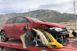 Accidente deja tres vehículos destruidos por choque y volcadura, en Saltillo