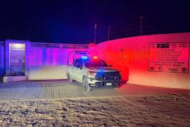 Personal de la FGR y la Marina asegurando auto tanques en las bodegas de Ramos Arizpe.