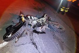 La motocicleta quedó destrozada tras el impacto frontal contra el tráiler, a un costado de la vialidad.