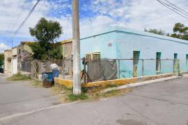 Elementos de seguridad inspeccionan un domicilio en la colonia Sarabia tras un reporte anónimo.