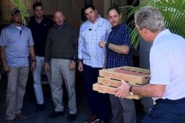 Expresidente Bush reparte pizzas a empleados tras cierre de gobierno