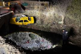 Una grúa realizó maniobras de arrastre para rescatar la unidad del fondo del arroyo.