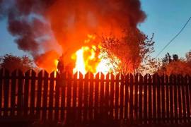 Foto sacada del canal de Telegram del gobernador de la región de Moscú, Andrei Vorobyev, que muestra una casa incendiada tras un ataque ucraniano en Khimki, en las afueras de Moscú.