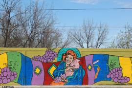 Mujeres pintan a mujeres: Reconocen a Nancy Cárdenas con mural en Parras de la Fuentes