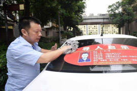 Tras 24 años, hombre encuentra a su hija gracias a su taxi en China