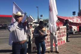 Llegan manifestantes a comparecencia de la PGJE; exigen hablar con Ramos Gloria