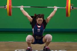 Impone nuevo récord olímpico en levantamiento de pesas