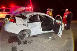 El Aveo terminó volcado sobre los carriles contrarios tras el fuerte impacto.