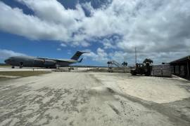 Un avión de la Real Fuerza Aérea Australiana entregando la primera carga de ayuda australiana, en el Aeropuerto Internacional Fua’amotu, Tonga. EFE/EPA/AUSTRALIAN DEPARTMENT OF DEFENCE
