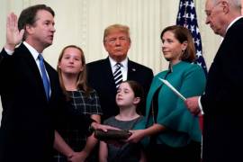 Kavanaugh realiza juramento como juez de la Corte Suprema de EU