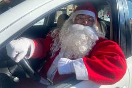 Al mando de un taxi, Dionisio García, recolecta juguetes para los niños necesitados.