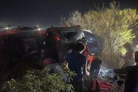 La camioneta quedó volcada en un terreno baldío cerca del Libramiento Norponiente en Ramos Arizpe.