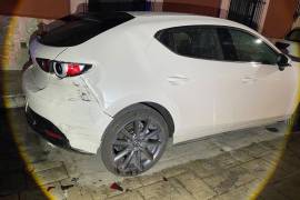 La camioneta estacionada presentó daños tras ser impactada por una Nissan NP300 cuyo conductor se distrajo al manipular su celular.