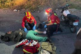 Bomberos de Ramos Arizpe atendieron a un hombre herido tras un accidente en la carretera a Monclova.
