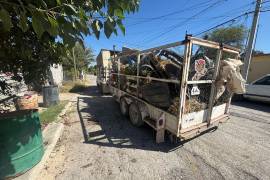 Cuadrillas municipales retiran cacharros y basura acumulada para prevenir criaderos de mosquitos.