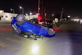 El Ford Ikon quedó volcado frente a una gasolinera tras el accidente en Venustiano Carranza.