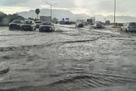 Por segundo día consecutivo, una intensa lluvia se registró en Saltillo, generando encharcamientos en diversas vialidades de la ciudad.