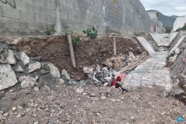 Socavones y grietas afectan la estabilidad de varias viviendas en la colonia Teresitas.