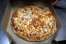 Viaja casi 400 km para entregar pizza a enfermo de cáncer