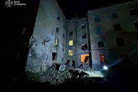 En esta foto, distribuida por el Servicio de Emergencias de Ucrania, un edificio residencial, dañado tras un ataque aéreo ruso, en Sumy, Ucrania.