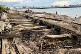 Los restos de un barco yacían a orillas del río Mississippi en Baton Rouge, Luisiana luego de haber sido revelados recientemente debido al bajo nivel del agua.